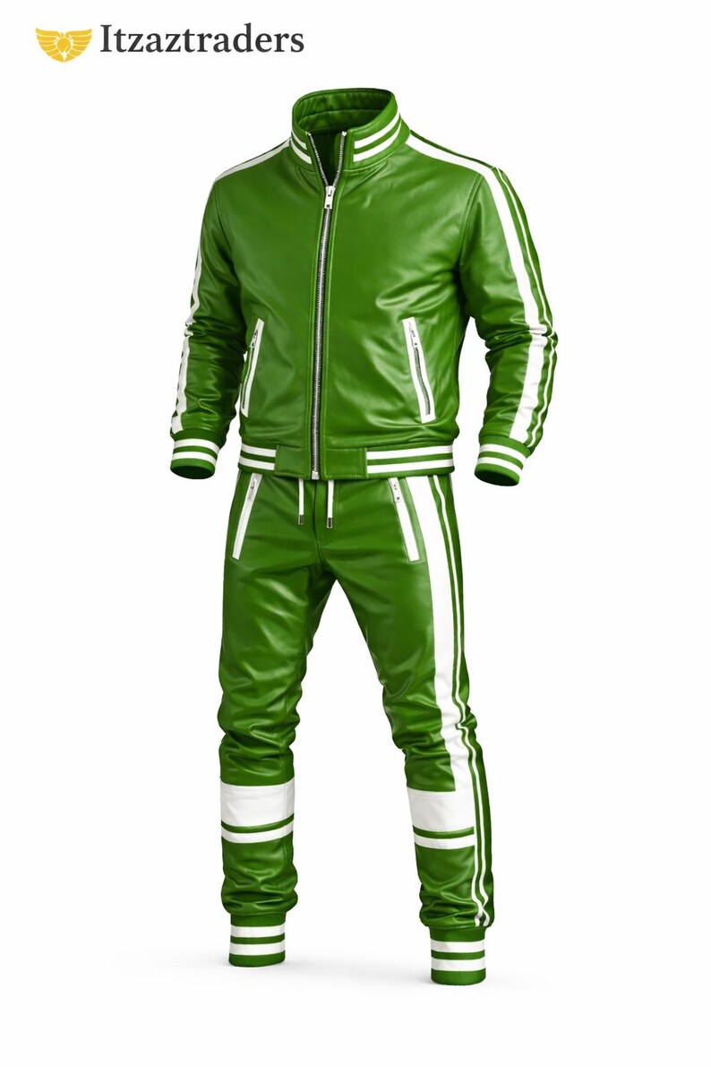 Pode incluir: Fato de treino em couro verde com riscas brancas. O casaco tem fecho de correr e dois bolsos laterais. As cal&ccedil;as t&ecirc;m cintura com cord&atilde;o e riscas brancas nas laterais. O fato de treino &eacute; um conjunto a condizer.