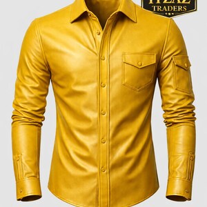 Op de afbeelding: Mosterdgeel leren overhemd met lange mouwen, een knoopsluiting aan de voorkant en twee voorzakken. Het overhemd heeft een klassieke kraag en manchetten met knopen. Het logo "REAL LEATHER ITZAZ TRADERS" staat rechtsboven.