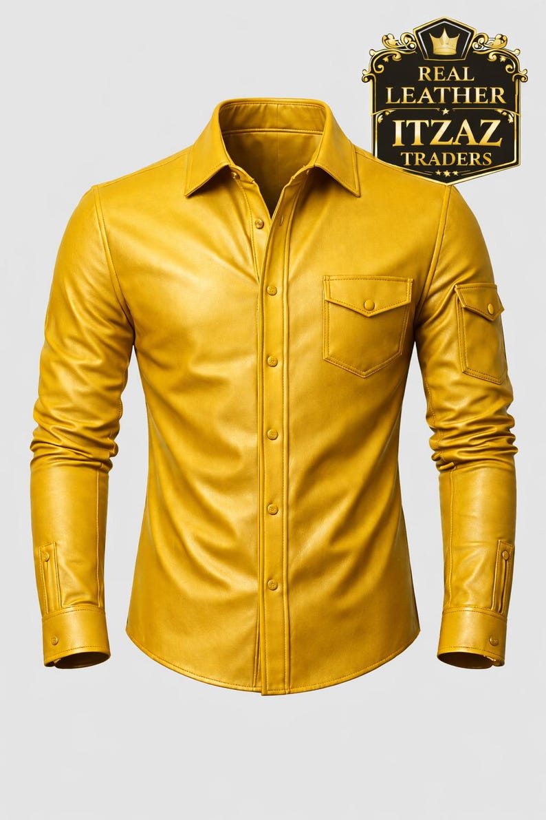 Op de afbeelding: Mosterdgeel leren overhemd met lange mouwen, een knoopsluiting aan de voorkant en twee voorzakken. Het overhemd heeft een klassieke kraag en manchetten met knopen. Het logo "REAL LEATHER ITZAZ TRADERS" staat rechtsboven.