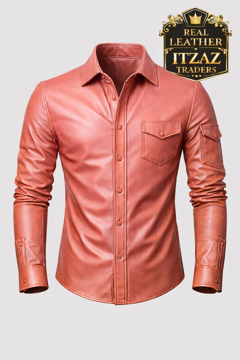 Op de afbeelding: Koraalrood leren overhemd met een knoopsluiting, een kraag en lange mouwen. Het overhemd heeft twee borstzakken en twee extra zakken op de mouwen. Het "REAL LEATHER ITZAZ TRADERS" logo staat rechtsboven.