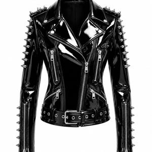 以下が含まれることがあります： 光沢のある黒いパテントレザーのジャケット。ノッチドラペル、フロントと袖にシルバーカラーの金属製ジッパー、肩と袖に沿ってシルバーカラーの金属製スパイクが並んでいます。ジャケットには、金属製のバックルが付いた共布のベルトが含まれています。