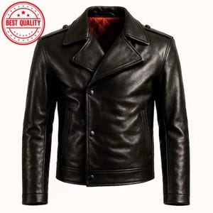 以下が含まれることがあります： ダブルブレストデザインの黒い革のジャケット。 ジャケットはノッチカラー、ボタン留め、赤いキルティング裏地が特徴です。 画像には「BEST QUALITY」シールが含まれています。