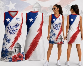 Könnte beinhalten: Ein ärmelloses Kleid mit V-Ausschnitt und einem vom puerto-ricanischen Flaggen-Design inspirierten Muster in Rot, Weiß und Blau. Das Kleid zeigt den Schriftzug "Puerto Rico" und "Your Name" sowie Grafiken von Palmen, Hibiskusblüten und einer Festung.