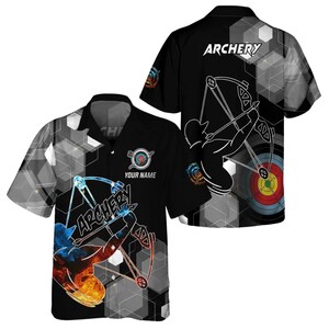 Könnte beinhalten: Schwarzes Button-up-Shirt mit Bogenschieß-Motiv. Das Shirt zeigt eine Grafik eines Bogenschützen mit Pfeil und Bogen, das Wort "ARCHERY" und ein Ziel-Design. Das Shirt hat ein geometrisches Muster in Grau- und Weißtönen.