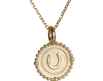 Halsband med hästskohänge i 14 karat guld: Lyckobringande smycken