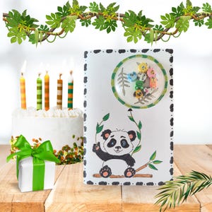 Op de afbeelding: Een verjaardagsscène met een witte taart, vijf brandende kaarsen, een cadeauverpakking met een groene strik en een wenskaart met een panda-illustratie. De kaart heeft een helder, cirkelvormig element met kleurrijke dierenfiguren.
