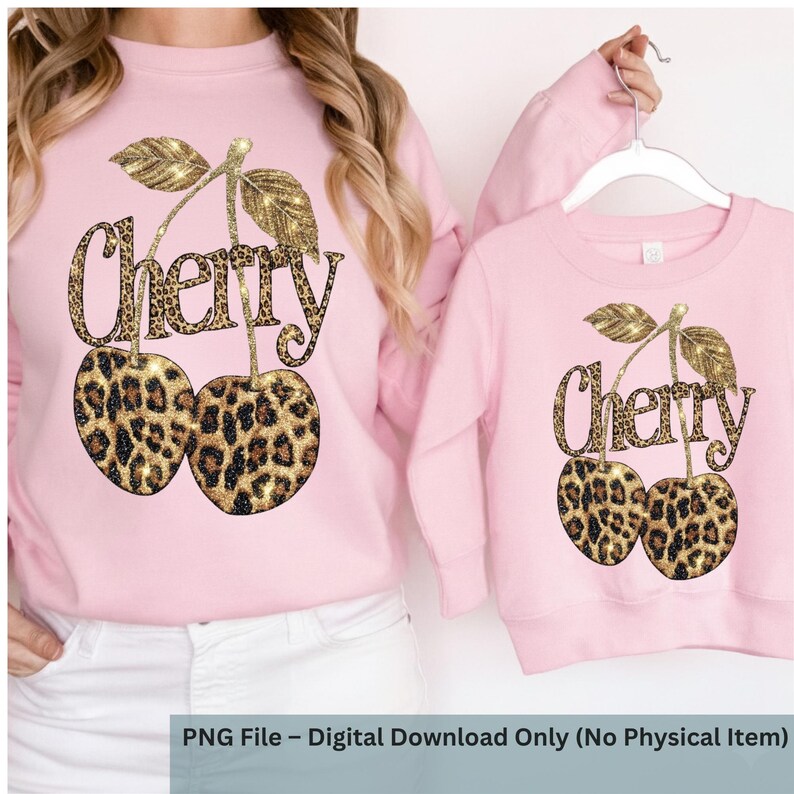 Puede incluir: Dos sudaderas rosas, una para adultos y otra para ni&ntilde;os, con un dise&ntilde;o de "Cherry" con purpurina dorada. Las cerezas tienen un estampado de leopardo. El texto "PNG File - Digital Download Only (No Physical Item)" est&aacute; en la parte inferior.