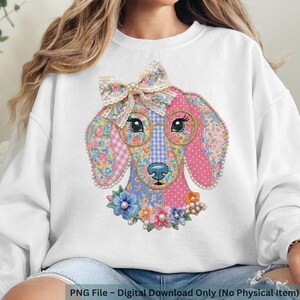 Puede incluir: Sudadera blanca con un diseño de perro patchwork colorido. El perro tiene patrones florales, de lunares y de cuadros, con gafas y un lazo. El diseño incluye el texto "PNG File - Digital Download Only (No Physical Item)".