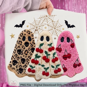 Puede incluir: Un diseño gráfico digital con tres fantasmas sobre un fondo blanco. El fantasma de la izquierda tiene un estampado de leopardo beige con calaveras negras, el central es crema con cerezas rojas y el de la derecha es rosa con cerezas y calaveras.