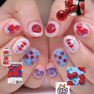 以下が含まれることがあります： トマトをテーマにしたネイルアートが施されたマニキュア。個々のトマト、トマトソースのボトル、トマト模様の青い爪などのデザインが含まれています。爪はさまざまなスタイルでペイントされており、クリアベースと赤いトマトのアクセントが付いています。