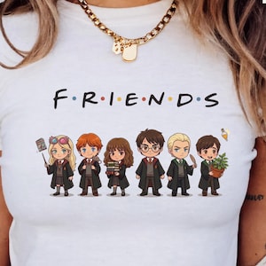 Pode incluir: Camiseta branca com a palavra "FRIENDS" em preto e pontos coloridos. Abaixo, ilustrações de personagens com uniformes de Hogwarts. Download digital.