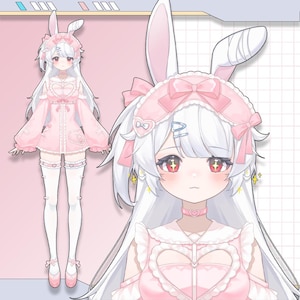 以下が含まれることがあります： ピンクのウサギをテーマにした衣装のキャラクターのイラスト。キャラクターは白い髪、赤い目を持ち、ハート型の切り抜きのあるピンクのドレス、ウサギの耳が付いたお揃いのヘッドバンド、白いサイハイソックスを着用しています。