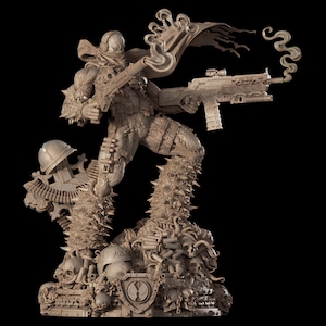 Puede incluir: Estatua detallada de un personaje en pose de combate, sosteniendo un rifle. La figura está vestida con una armadura texturizada con detalles puntiagudos y una capa fluida. La base presenta calaveras, munición y un escudo. Humo emana del rifle.