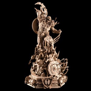 Puede incluir: Estatua beige detallada de una figura de guerrero, de pie sobre una base con calaveras y escudos. El guerrero está en una pose dinámica, sosteniendo un arma y un escudo, con flechas que perforan el escudo. La estatua tiene detalles intrincados, sobre fondo negro.