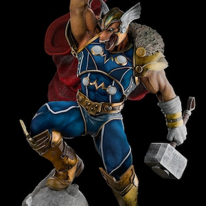 Op de afbeelding: Een set van drie keramische nestkommen in oplopende maten. De kommen hebben een gespikkelde, matte afwerking in crème, lichtbruin en donkerbruin. De grootste kom heeft een diameter van ongeveer 20 cm.