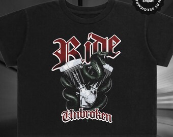 スネークVツインモーターサイクルストリートウェアPNG、ヴィンテージバイカーグラフィックTシャツDTFデザイン、商用利用可