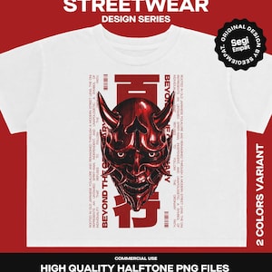 Puede incluir: Una camiseta blanca con un gráfico central de una máscara Oni japonesa de color rojo metálico. El diseño incluye texto vertical BEYOND THE ORDINARY y caracteres japoneses. Una insignia negra circular indica ORIGINAL DESIGN BY SEGIEMPAT.