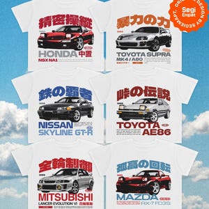 Puede incluir: Un conjunto de camisetas blancas con diseños de coches JDM retro. Cada camiseta muestra un modelo de coche diferente, incluyendo Honda, Toyota Supra, Nissan Skyline GT-R, Toyota AE86, Mitsubishi Lancer Evolution VI y Mazda RX-7 FD3S, con texto y gráficos japoneses.