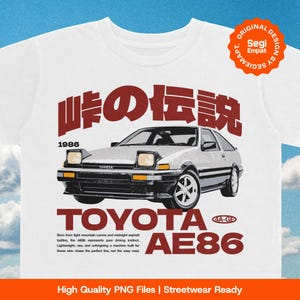 Op de afbeelding: Wit T-shirt met een afbeelding van een Toyota AE86 auto, Japanse tekst en het jaar 1986. Het ontwerp bevat het Toyota logo en de tekst "AE86". Het shirt heeft een streetwear esthetiek.
