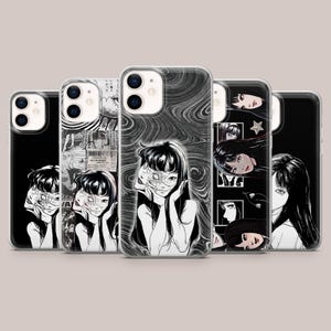 Könnte beinhalten: Eine Sammlung von Handyhüllen mit schwarz-weißen Illustrationen im Manga-Stil. Die Designs zeigen eine Frau mit langen Haaren und einer Maske sowie andere Manga-Panels. Die Hüllen haben eine glänzende Oberfläche.