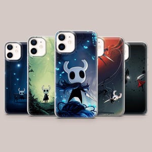 Puede incluir: Cinco fundas para teléfono con diferentes diseños. Cada funda presenta un personaje blanco con cabeza con cuernos y capa negra. Los fondos varían, incluyendo un bosque, una escena azul oscuro con mariposas y una escena roja y negra.