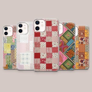 Peut inclure: Cinq coques de téléphone avec des motifs patchwork colorés. Les coques présentent divers motifs, notamment floraux, géométriques et à carreaux, dans des tons de rouge, rose, vert et jaune. Chaque coque a une bordure transparente.