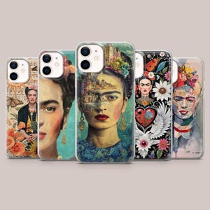 Op de afbeelding: Een verzameling van vijf telefoonhoesjes met portretten van Frida Kahlo. De hoesjes tonen verschillende artistieke stijlen, waaronder bloemen, collage en portret. Elke hoes heeft een ander ontwerp, met levendige kleuren en ingewikkelde details.