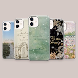 Op de afbeelding: Een verzameling van vijf telefoonhoesjes met verschillende ontwerpen. De hoesjes tonen afbeeldingen van een strandscène, een tuinpoort, een aquareleffect met tekst, een sterrennachtontwerp en een bloemenpatroon. Elke hoes heeft een transparante rand.