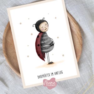 Può includere: Un biglietto di auguri con un'illustrazione ad acquerello di una coccinella incinta. La coccinella ha una testa nera, un corpo a strisce grigie e bianche e ali rosse con pois neri. Il testo "BABYKÄFER IM ANFLUG" è in basso.