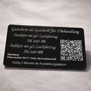 Könnte beinhalten: Eine schwarze Geschenkkarte mit weißem Text und einem QR-Code. Die Karte bietet Maniküre- und Pediküre-Dienstleistungen mit Gel-Lack an. Der Text enthält die Geschäftsadresse und den Instagram-Handle.