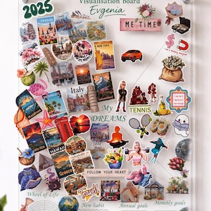 Könnte beinhalten: Ein transparentes Acryl-Visualisierungsboard für 2025 mit zahlreichen bunten Aufklebern von weltweiten Sehenswürdigkeiten, Reisezielen, motivierenden Sprüchen wie Turn your dreams into reality sowie Bereichen für jährliche und monatliche Ziele.