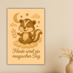 Peut inclure: Illustration sépia d'un putois de dessin animé méditant sur un nuage, avec une lune, des étoiles et des nuages en arrière-plan. Le texte "Heute wird ein magischer Tag" est en bas. L'œuvre est sur une toile rectangulaire.