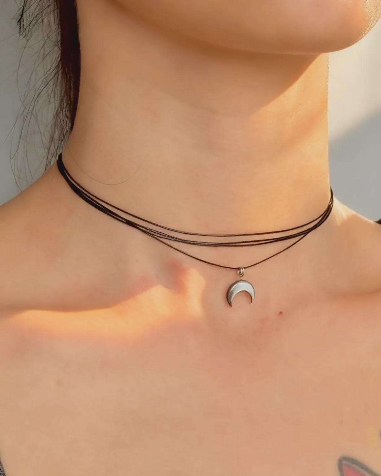 Choker di agata grigio fumo da 4 mm con charm luna