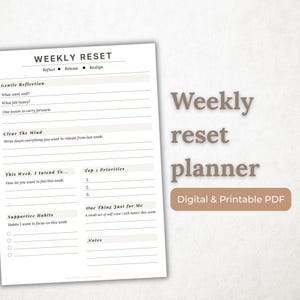 Op de afbeelding: Een witte wekelijkse resetplanner met secties voor reflectie, doelen en gewoonten. De planner bevat prompts voor zelfzorg en is gelabeld met "Digital & Printable PDF". De tekst is in een neutrale, minimalistische lettertype.