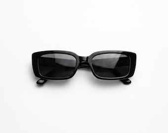 Schwarze rechteckige Brille: Klobige Brille im Stil der 90er und Y2K