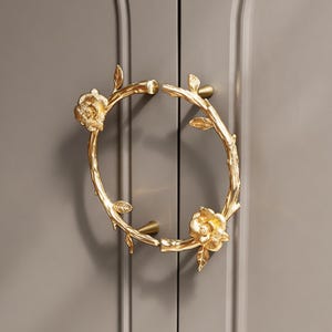 Peut inclure: Ensemble de trois mugs en céramique avec une finition mate et mouchetée. Les tasses sont de couleur crème, gris clair et gris foncé. Chaque mug a un design simple et minimaliste avec une anse arrondie.