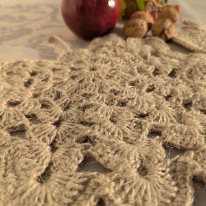 Set med beige jutebladformade underlägg/underlägg