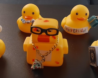 Patitos de goma personalizados, hechos a tu gusto. ¡Cada patito es único! ¡Cada patito cuesta 10 dólares!