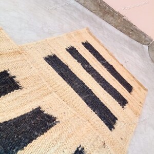 Handgewebter natürlicher Jute-Hanfteppich mit schwarzen Streifen Line Décor Gallery