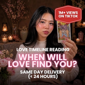 Può includere: Una carta dei tarocchi con il design degli amanti tenuta da una persona. I testi sovrapposti recitano: 1M+ VIEWS ON TIKTOK, LOVE TIMELINE READING, WHEN WILL LOVE FIND YOU?, e SAME DAY DELIVERY (< 24 HOURS). La scena include un'illuminazione soffusa.