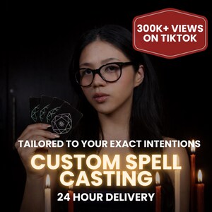 Puede incluir: Una imagen que promociona servicios de lanzamiento de hechizos personalizados. La imagen presenta a una persona sosteniendo cartas de tarot, con texto superpuesto que dice "300K+ vistas en TikTok", "Adaptado a tus intenciones exactas", "Lanzamiento de hechizos personalizado" y "Entrega en 24 horas".
