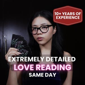 Puede incluir: Una persona con gafas sostiene una baraja de cartas de tarot negras con diseños geométricos. La imagen incluye el texto "EXTREMELY DETAILED LOVE READING SAME DAY" y "10+ YEARS OF EXPERIENCE" en una insignia roja.