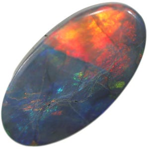 Könnte beinhalten: Ein ovaler schwarzer Opal-Edelstein mit einer polierten, glatten Oberfläche und einem lebendigen Farbspiel. Der Stein zeigt tiefe Blau- und Anthrazittöne, die durch helle Blitze in feurigem Orange, Rot und Neongrün kontrastiert werden.