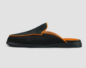 Mules artesanales para hombre – Ante negro y piel de cocodrilo – Mocasines de lujo a medida – Ribete naranja – Hechos a medida | Draxen Leather