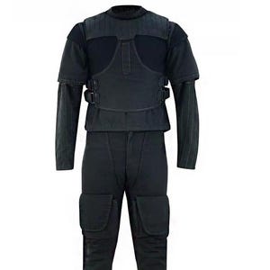 Peut inclure: Ensemble uniforme tactique noir. L'ensemble comprend une chemise &agrave; manches courtes avec un harnais de poitrine, un sous-v&ecirc;tement &agrave; manches longues et un pantalon cargo avec de grandes poches. L'uniforme est fait d'un tissu sombre et durable.