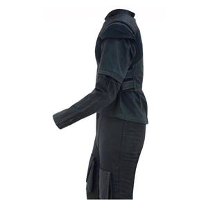 Peut inclure: Tenue noire compos&eacute;e d'une veste et d'un pantalon. La veste pr&eacute;sente des &eacute;paules structur&eacute;es, une taille ajust&eacute;e et un col montant. Les manches longues sont ray&eacute;es. Le pantalon a des poches cargo. L'ensemble est en mati&egrave;re sombre, possiblement denim.