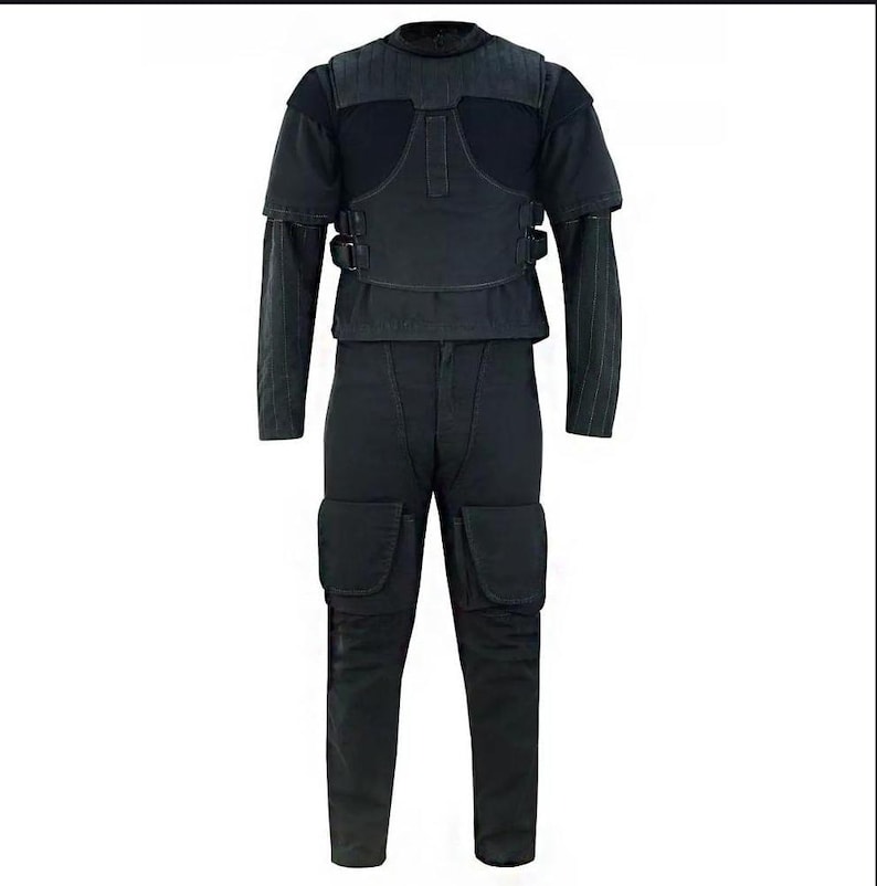 Peut inclure: Ensemble uniforme tactique noir. L'ensemble comprend une chemise &agrave; manches courtes avec un harnais de poitrine, un sous-v&ecirc;tement &agrave; manches longues et un pantalon cargo avec de grandes poches. L'uniforme est fait d'un tissu sombre et durable.
