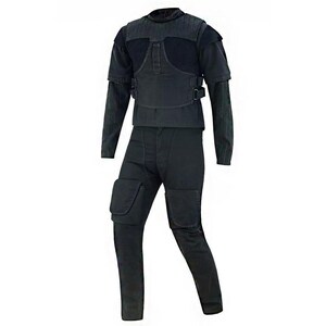 Peut inclure: Combinaison tactique noire, comprenant une chemise &agrave; manches longues avec un gilet superpos&eacute; et un pantalon assorti. Le gilet a des fermetures &agrave; boucle et le pantalon a de grandes poches sur les cuisses. La combinaison est con&ccedil;ue pour la protection et la durabilit&eacute;.
