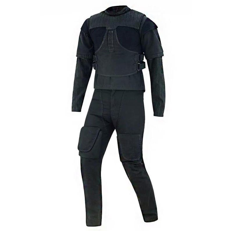 Peut inclure: Combinaison tactique noire, comprenant une chemise &agrave; manches longues avec un gilet superpos&eacute; et un pantalon assorti. Le gilet a des fermetures &agrave; boucle et le pantalon a de grandes poches sur les cuisses. La combinaison est con&ccedil;ue pour la protection et la durabilit&eacute;.