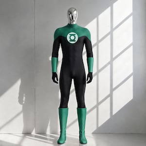 以下が含まれることがあります： 長袖の黒と緑のボディスーツ、緑のガントレット、緑のブーツで構成された全身スーパーヒーローコスチューム。胸には白と緑の円形のグリーンランタンのエンブレムがあしらわれています。マネキンは反射するクロームメッキの頭部をしています。